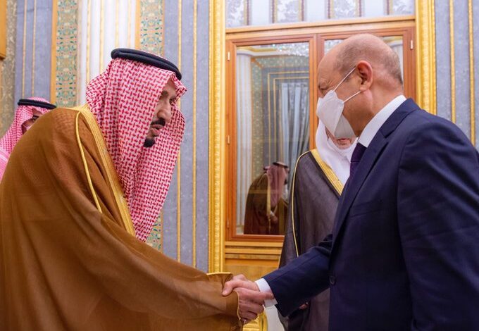 خادم الحرمين يستقبل رئيس مجلس القيادة الرئاسي بالجمهورية اليمنية ونوابه