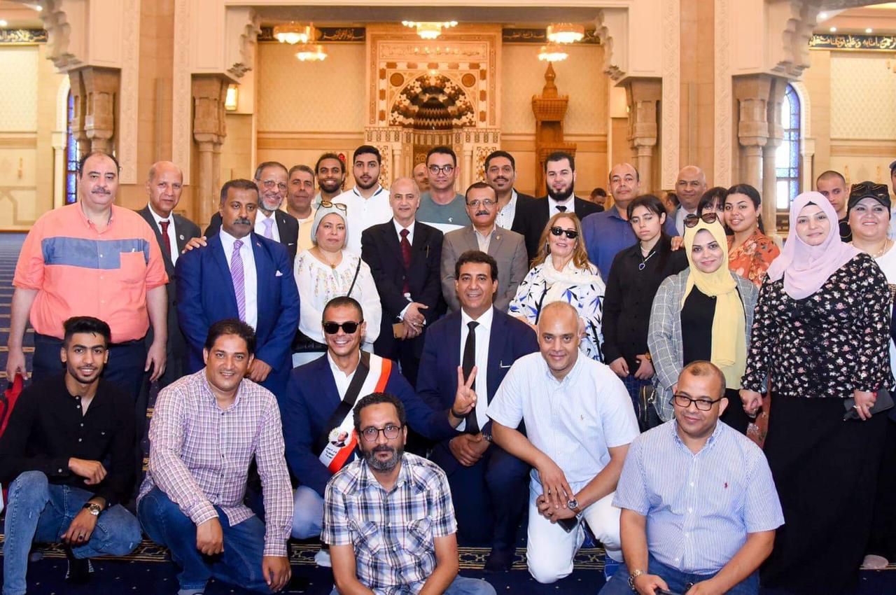 ممثلو الكيانات المصرية بالخارج يختتمون جولتهم في العاصمة الإدارية بزيارة مسجد الفتاح العليم