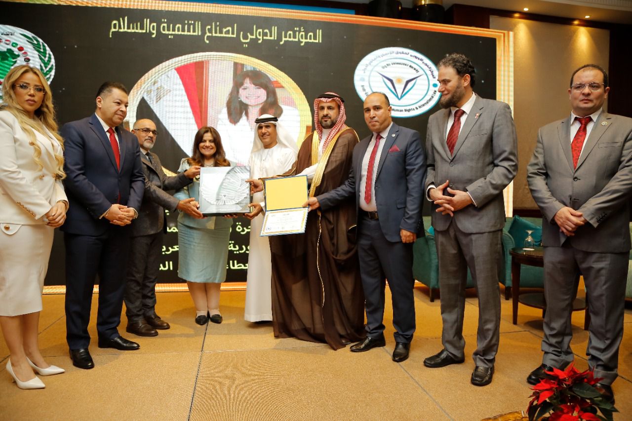 المؤتمر الدولي لصناع التنمية والسلام ٢٠٢٢ يمنح وزيرة الهجرة جائزة "العطاء المتميز" لجهودها في خدمة المصريين بالخارج