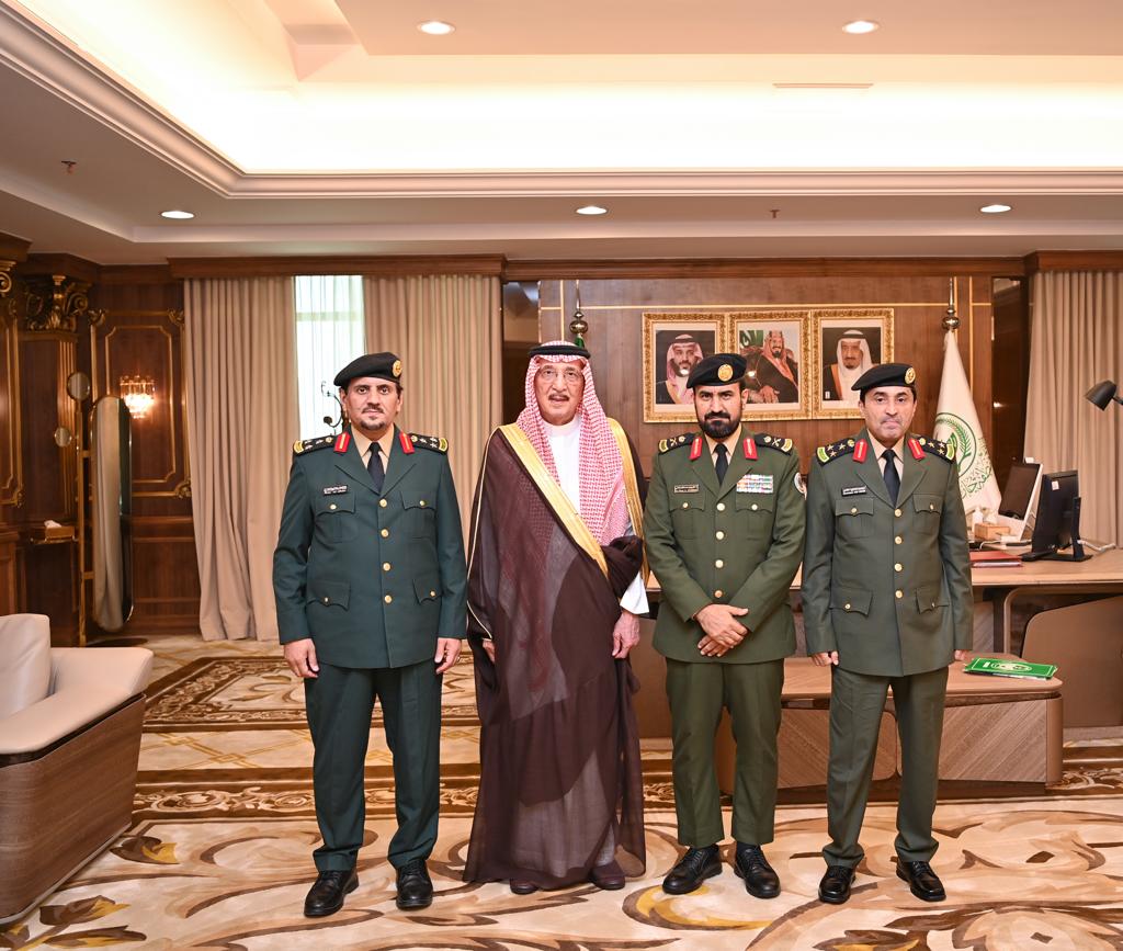 سمو أمير منطقة جازان يقلّد الحكمي والعمري رتبتيهما الجديدتين
