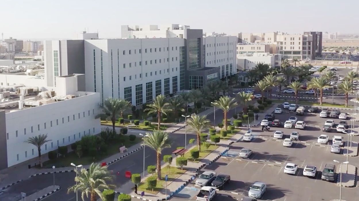 " تخصصي تبوك " يُنهي معاناة مريضة من ورم في الغدة الجار درقية