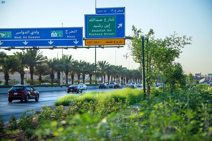 انطلاقاً من حي العزيزية . . برنامج "الرياض الخضراء" يبدأ أعمال تشجير الأحياء السكنية