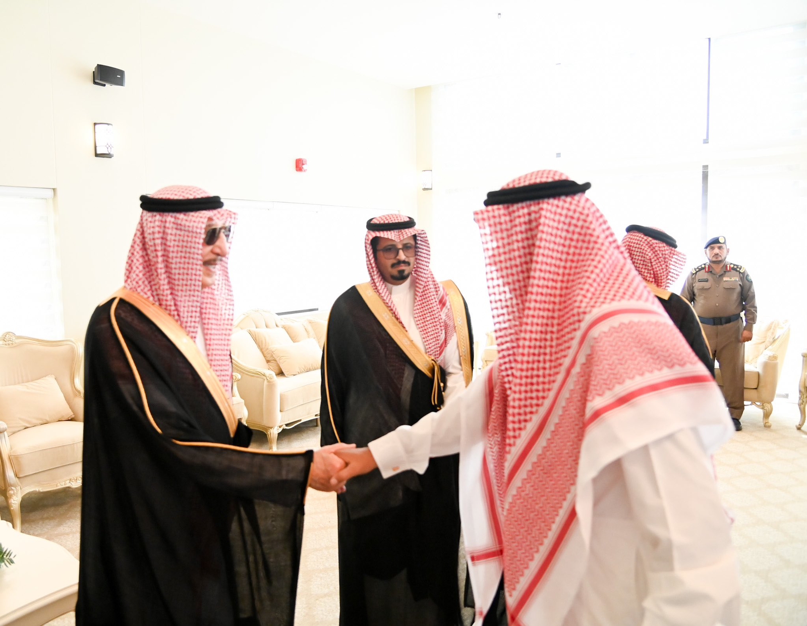 سمو أمير جازان يلتقي عددًا من مشايخ وأهالي محافظة بيش