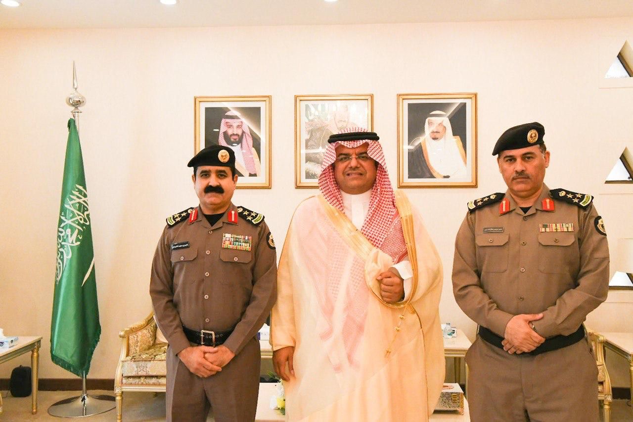 سمو محافظ حفرالباطن يقلد مساعد شرطة المحافظة رتبته الجديدة