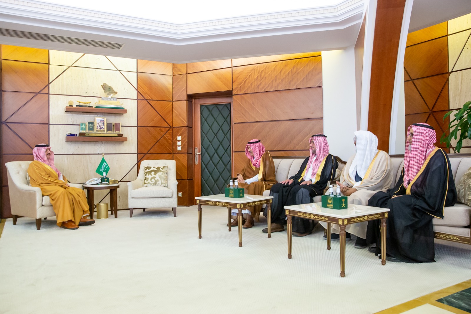 أمير الشرقية يستقبل رئيس جمعية الدعوة والإرشاد وتوعية الجاليات غرب الدمام