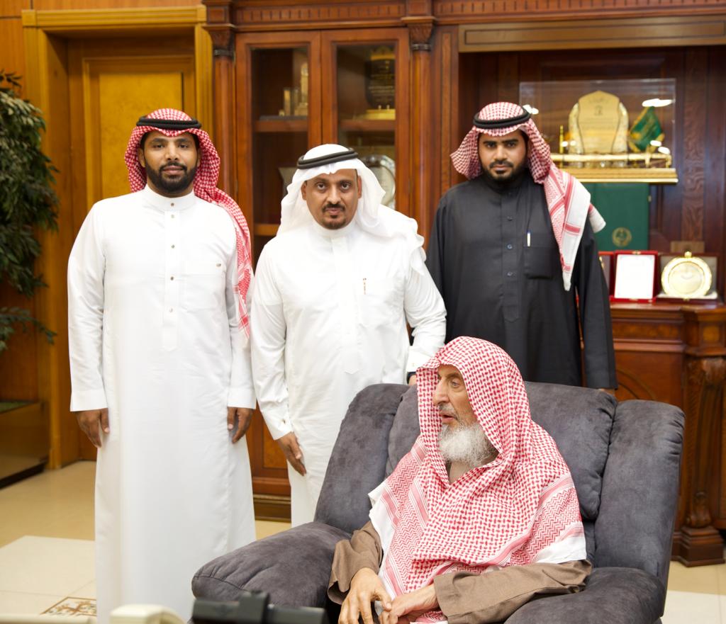 سماحة المفتي العام ونائبه يتسلّما التقرير الختامي لفرع جازان