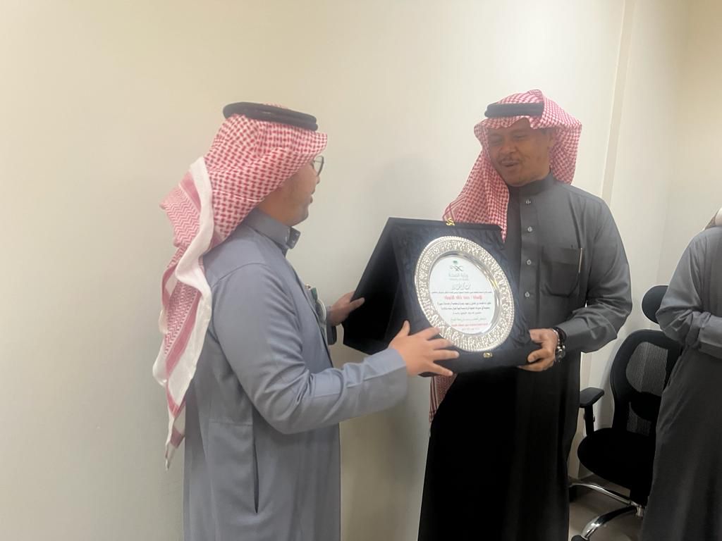 مكافحة عدوى المنشأت الصحية تكرم الخويلد بمناسبة انتهاء عمله 