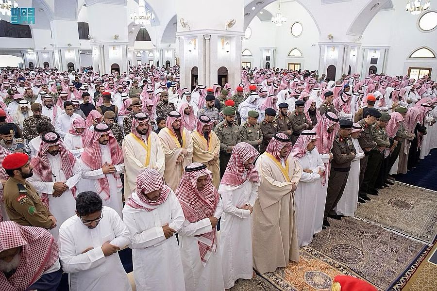 نائب أمير الرياض يؤدِّي صلاة الميت على اللواء محمد السعد