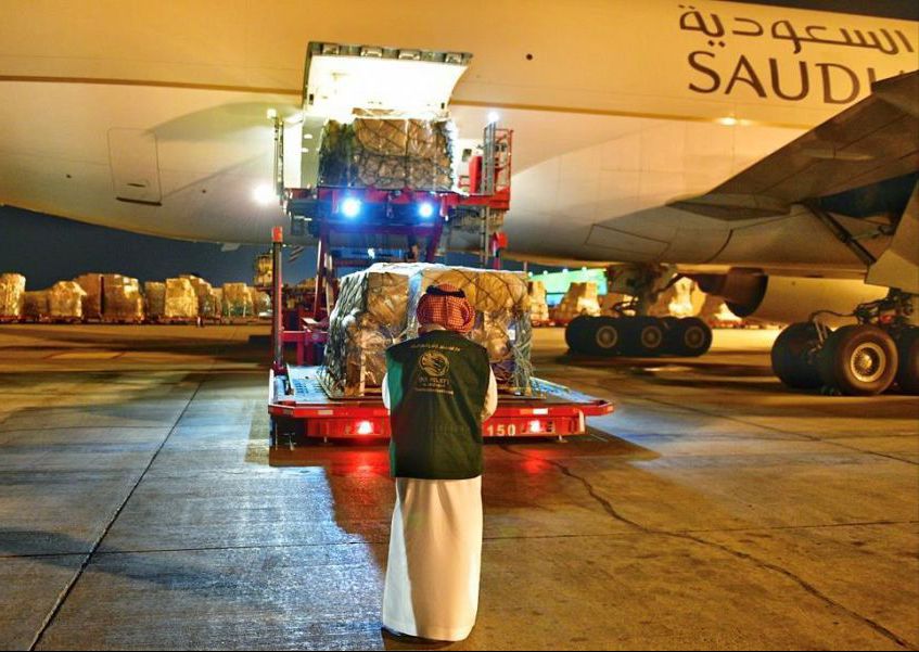 غادرت الرياض .. طائرتان إغاثيتان تحملان 168 طناً من مساعدات المملكة للشعب الأوكراني