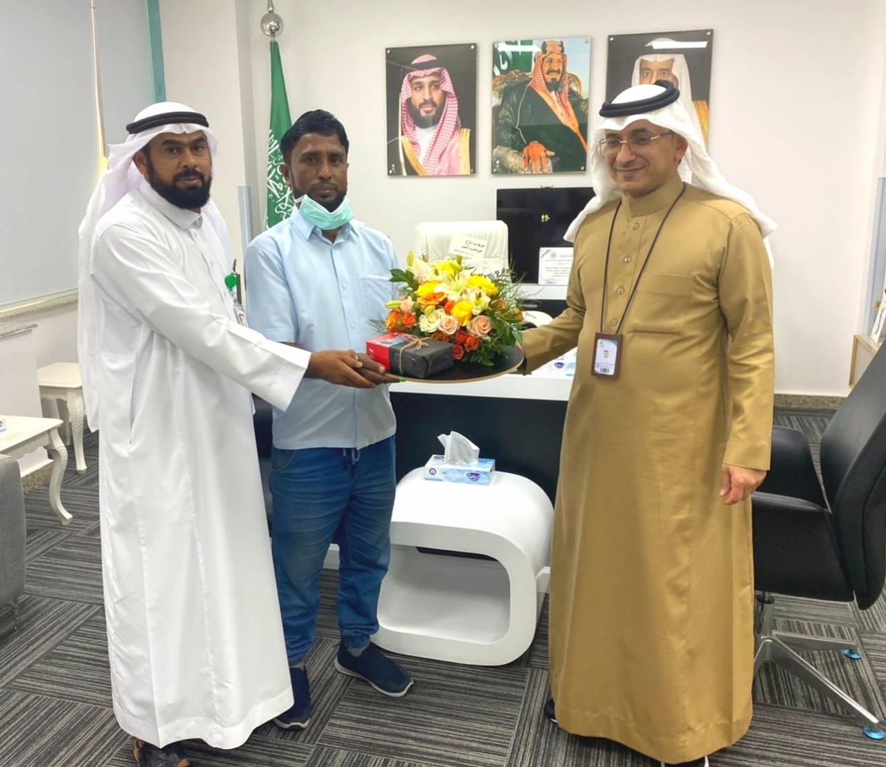 وسط أجواء َمفعمة بالمحبة والوفاء . . مستشفى العارضة يكرم عامل النظافة البنغلاديشي «أبو سعيد أمجد» بعد 20 عاماً 