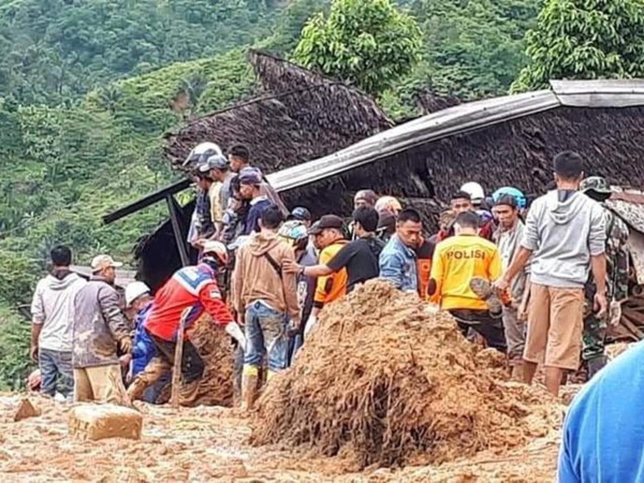 مصرع 15 شخصاً وفقدان العشرات في انزلاق تربة في إندونيسيا