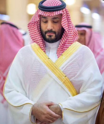 ولي العهد يؤدي صلاة الميت على الأميرة الجوهرة بنت عبدالعزيز