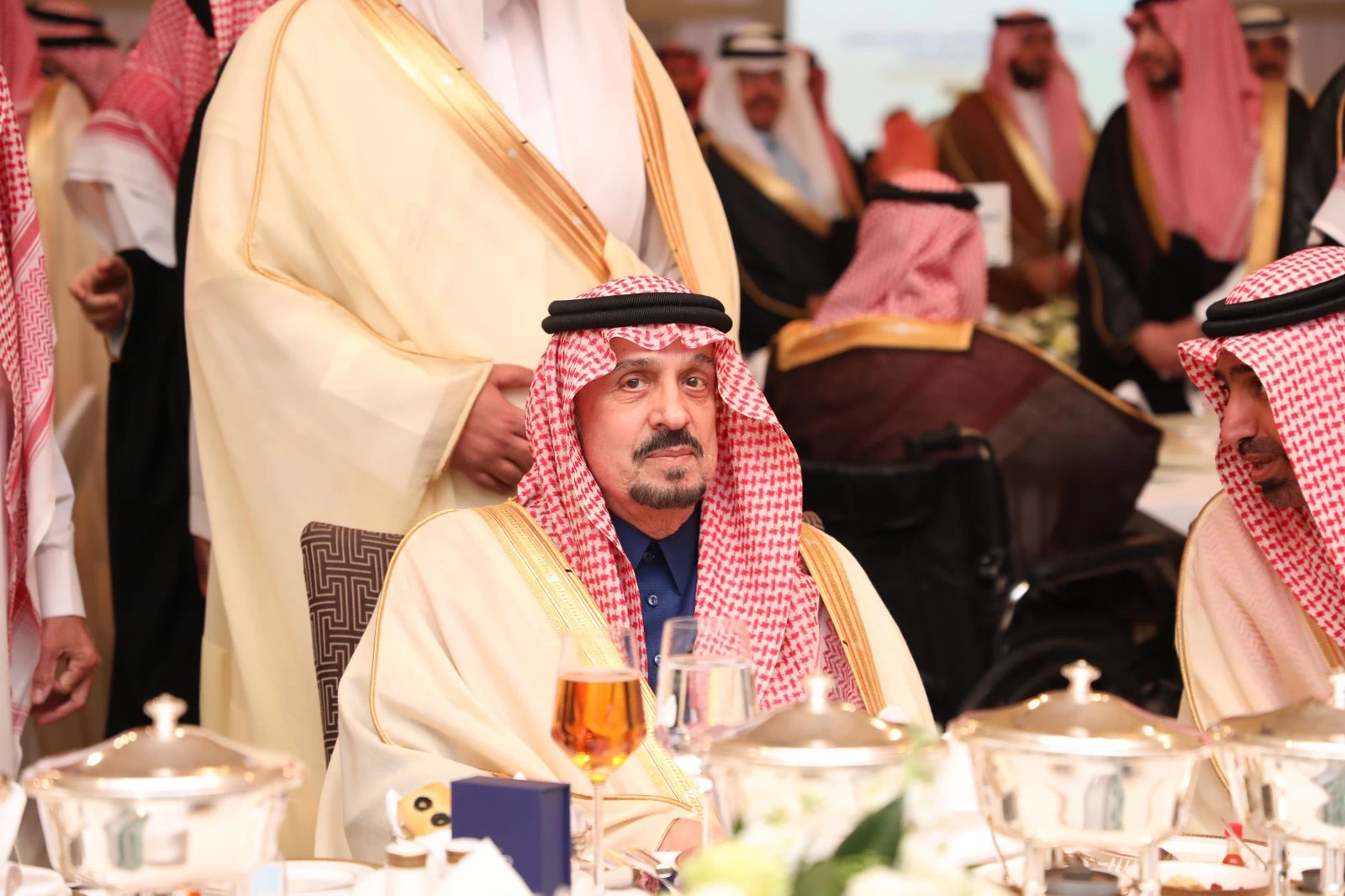الراجحي يكرم جمعية إنسان لحصولها على المركز الأول في فرع التميز بالوقف الإسلامي. 