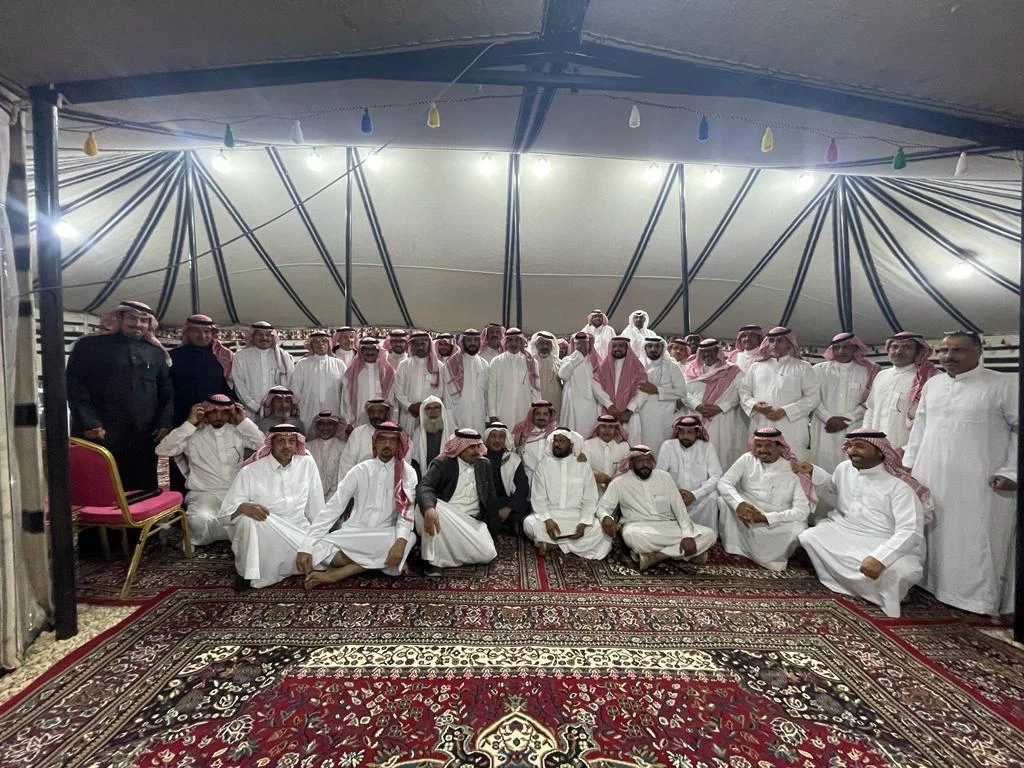 زملاء عمل يجتمعون للمرة الرابعة في الرياض بعد أن جمعتهم دورة عسكرية قبل 35 سنة .