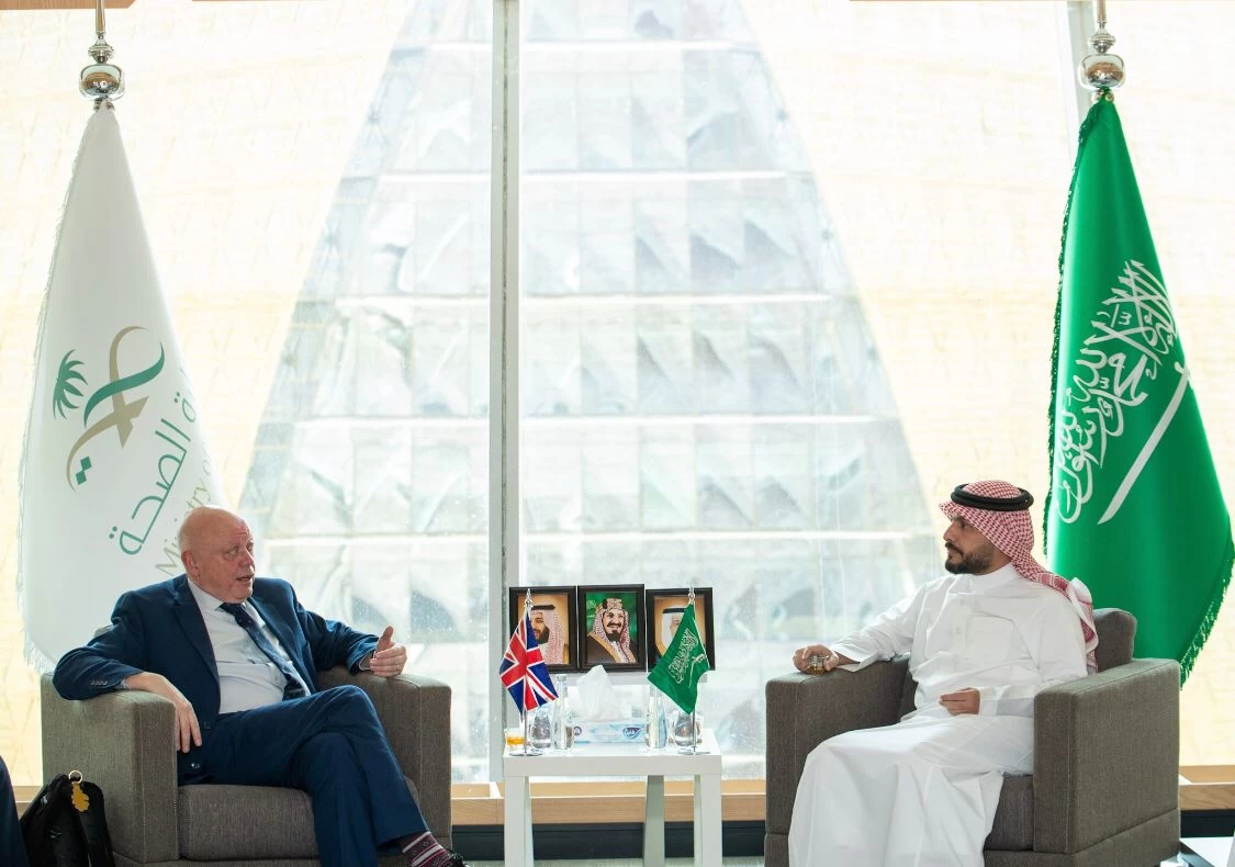 نائب وزير الصحة يلتقي الممثل الخاص البريطاني لشؤون الرعاية الصحية