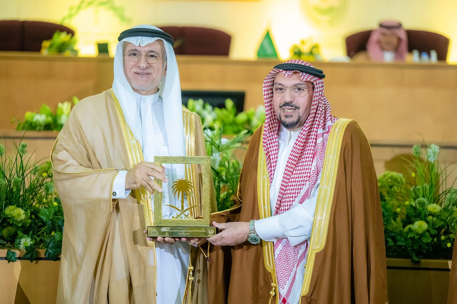 سمو أمير القصيم يسلم مركز الملك سلمان للإغاثة جائزة صناعة المحتوى الإعلامي الرقمي