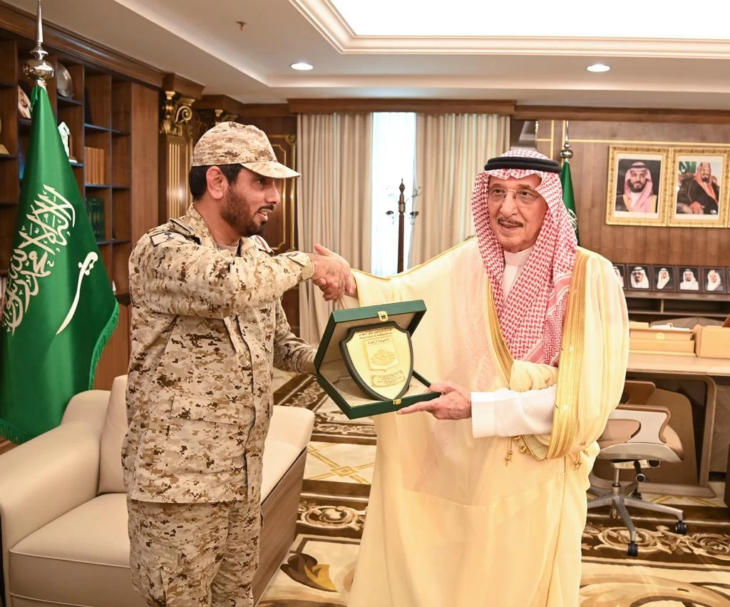 سمو امير منطقة جازان يستقيل قائد مجموعة الدفاع الجوي الرابعة 