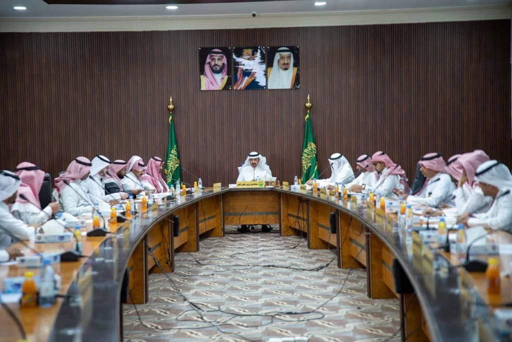 محافظ بيش يرأس اجتماع المجلس المحلي ويستقل أمين مجلس المنطقة والرئيس التنفيذي لمدينة جازان للصناعات 
