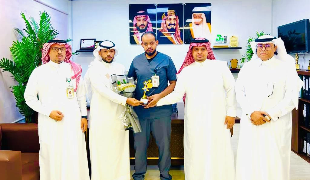 مواطن يكرّم الأخصائي حمدي بمستشفى الحُرّث العام