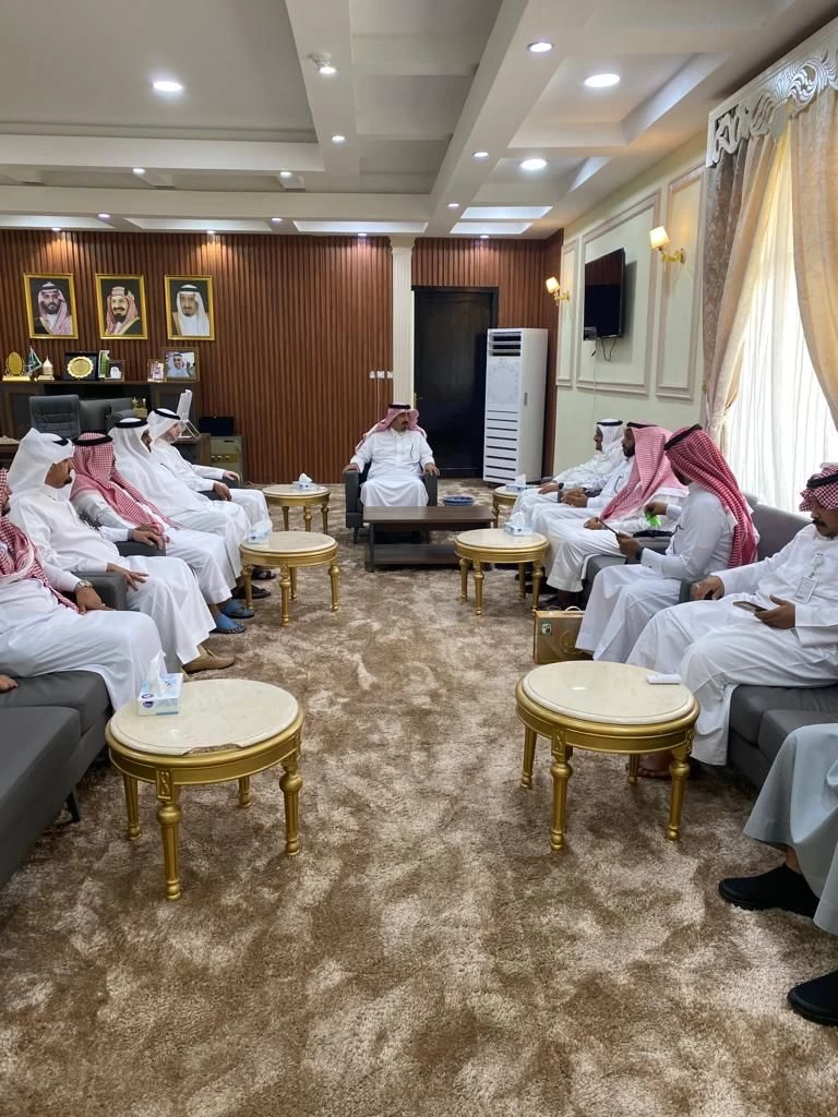 محافظ بيش يفعل مبادرة الإفتاء والفئة الغالية
