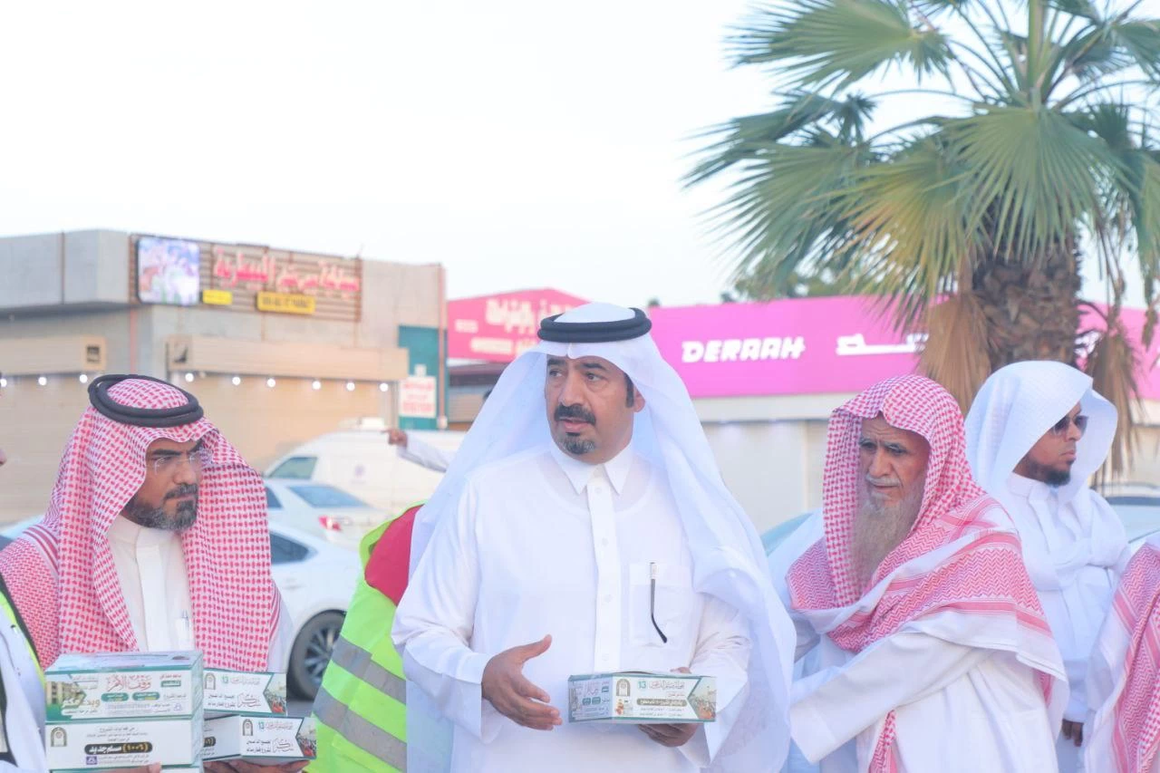 محافظ بيش يشارك جمعية الدعوة في توزيع وجبات الافطار.. والافطار الجماعي السنوي 