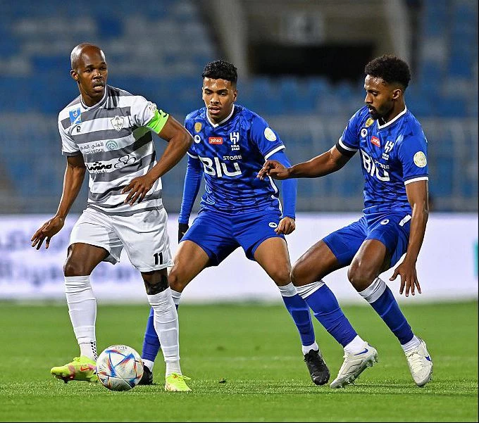 الطائي يزيد من تعثرات الزعيم وينهي المباراة بالتعادل 