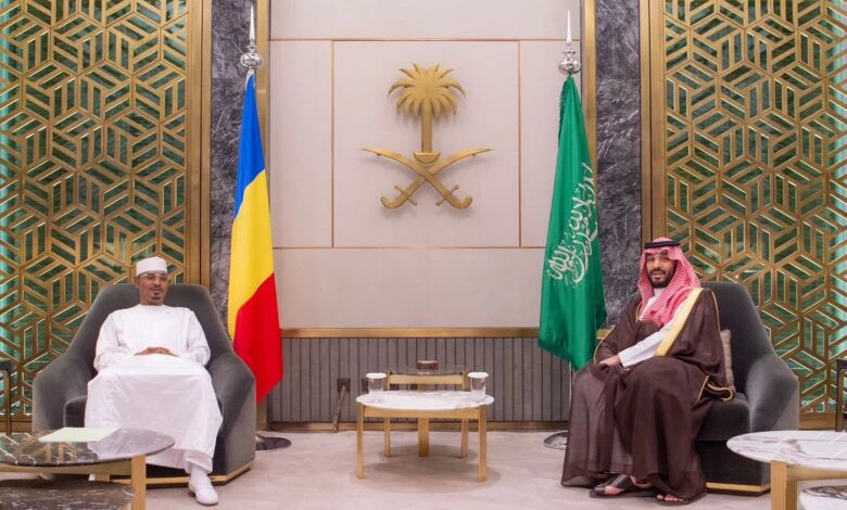 سمو ولي العهد يلتقي رئيس المجلس العسكري الانتقالي في جمهورية تشاد