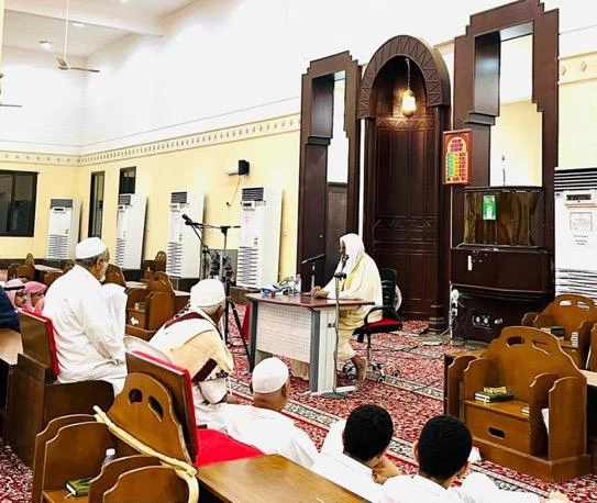 مركز الدعوة بمحافظتي الحُرث والمسارحة يقيم محاضرة دعوية 