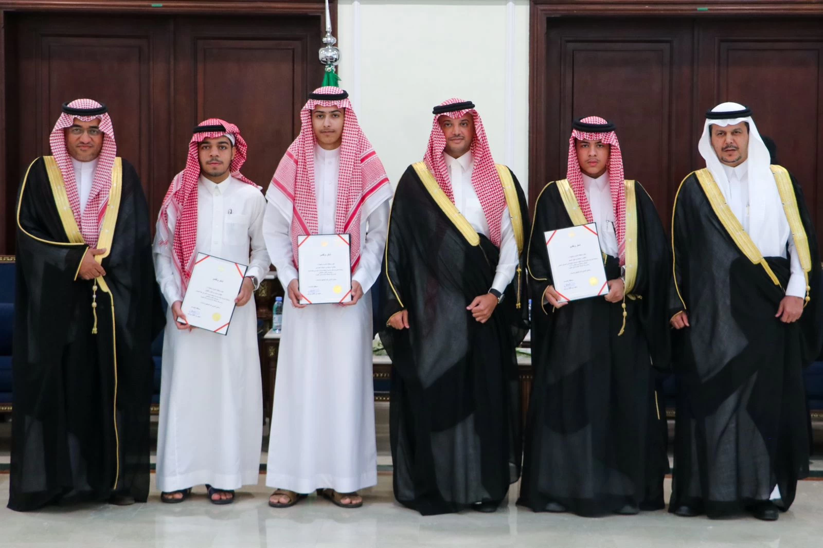 سمو محافظ الأحساء يكرم الطلاب الفائزين بجوائز دولية من تعليم المحافظة