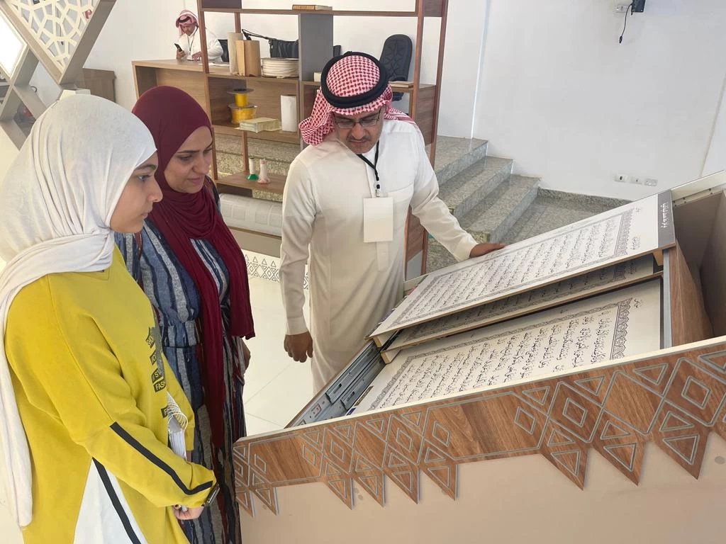 زوار معرض المصحف الشريف من الجاليات العربية في مدينة فوز دي إيغواسو يشيدون بالمعرض وتنظيمه