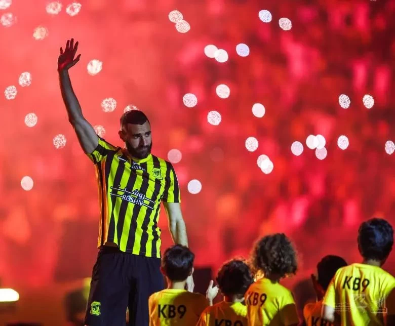 في حفل مُهيب الاتحاد يقدم نجمه الجديد "كريم بنزيما" لجمهوره 