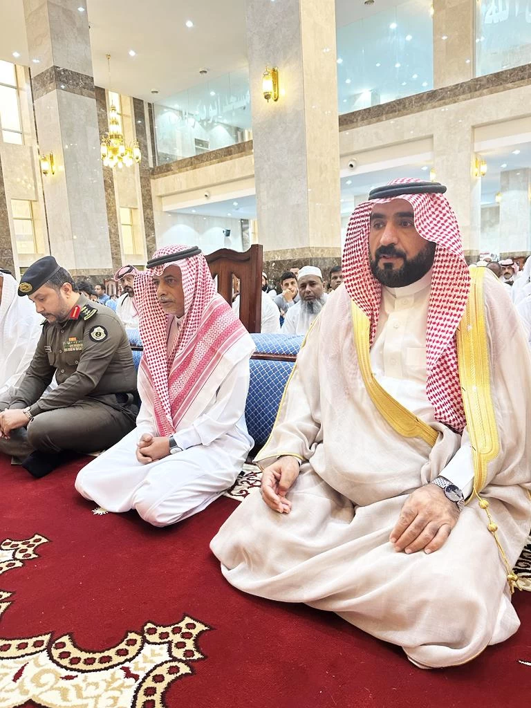 محافظ العيدابي يتقدم المصلين لأداء صلاة عيد الأضحى المبارك