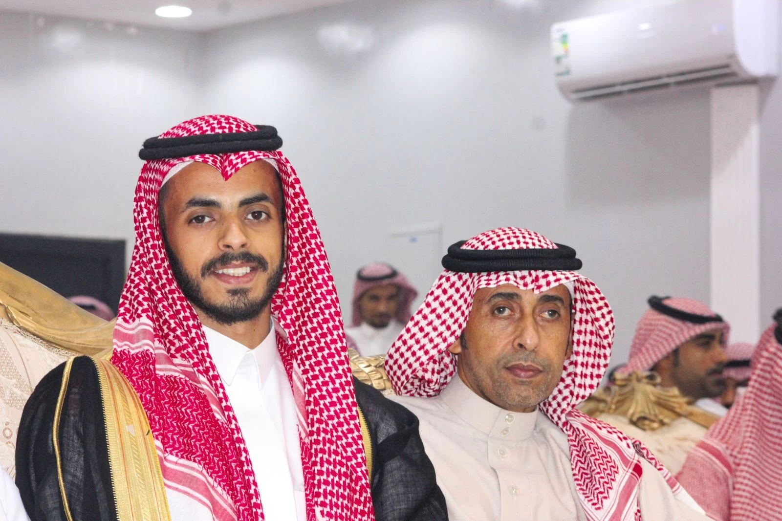 الخبراني يتلقى التكريم بمناسبة تخرجة طيار بمرتبة الشرف 