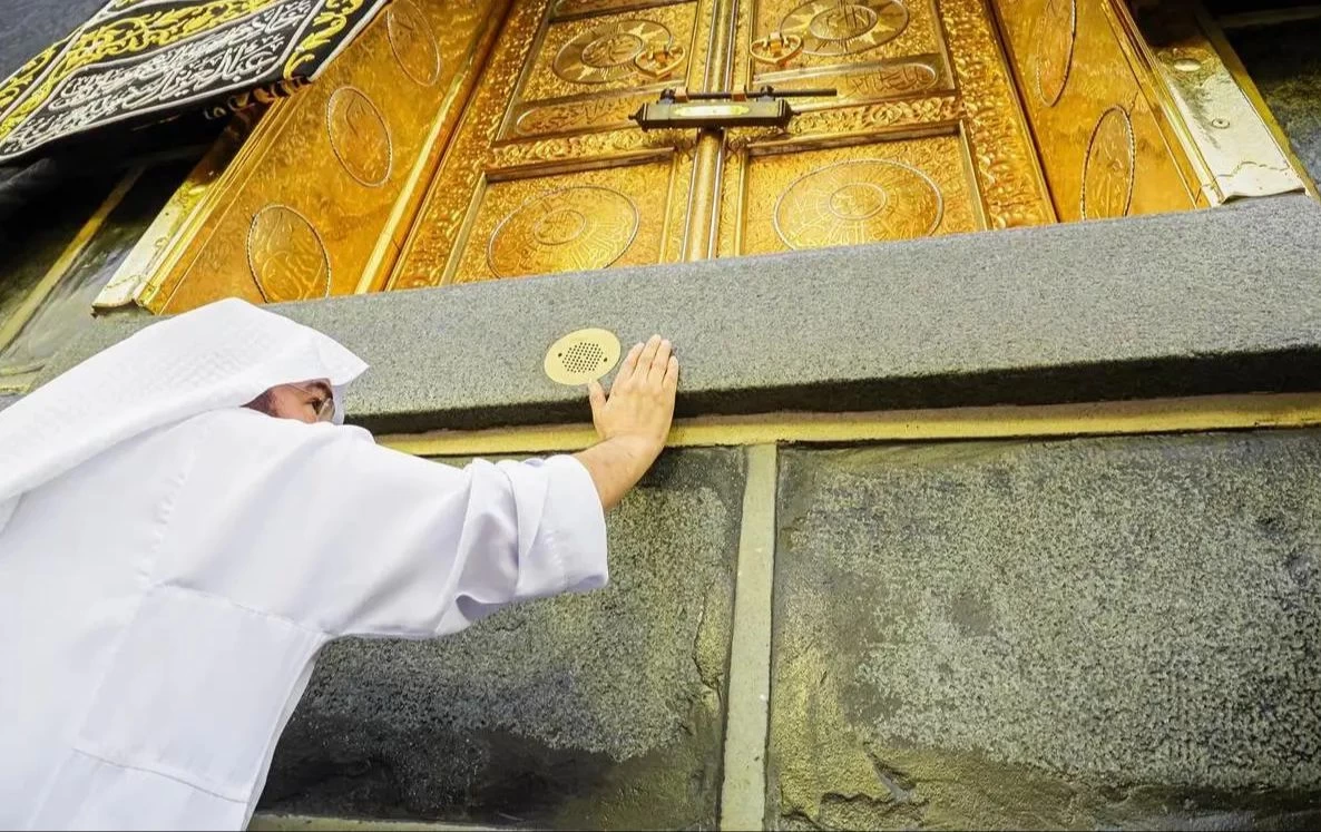 الرئاسة العامة لشؤون المسجد الحرام والمسجد النبوي تطيب الحجر الأسود والملتزم والركن اليماني