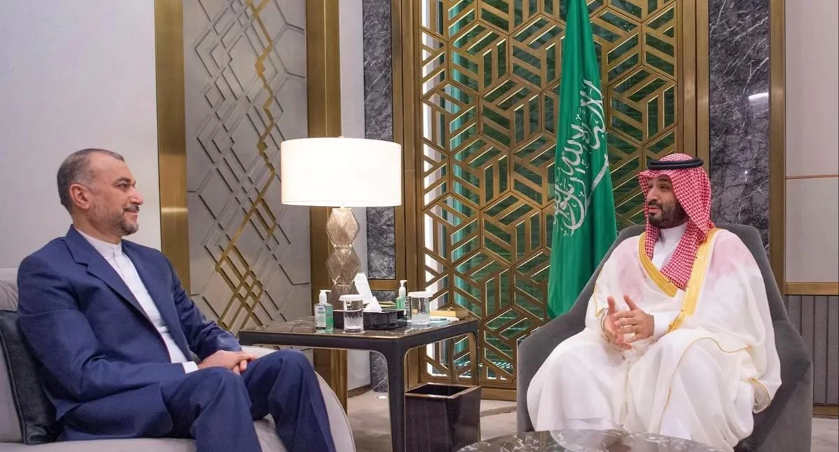 سمو ولي العهد يستقبل وزير الخارجية الإيراني