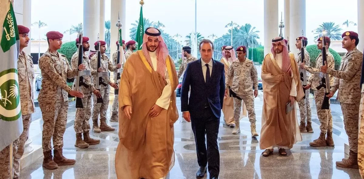 سمو وزير الدفاع يستقبل وزير القوات المسلحة لدى الجمهورية الفرنسية