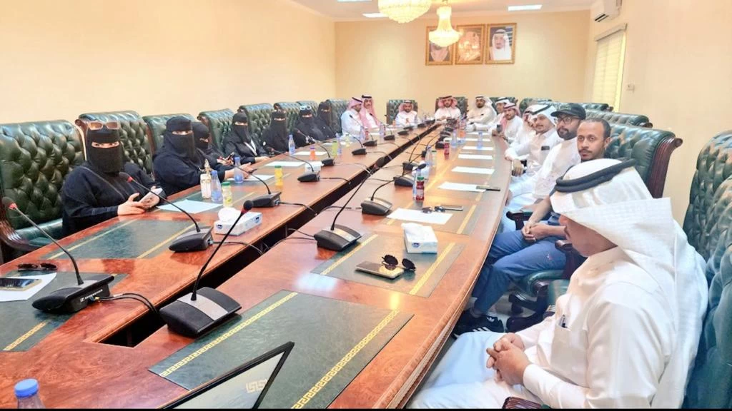 محافظ فيفاء القحطاني يجتمع باعضاء المراكز الإعلامي للمحافظة