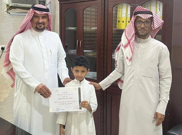 الطالب نايف الخبراني يتلقى تكريماً لتميزه في برنامج الطالب المتميز 