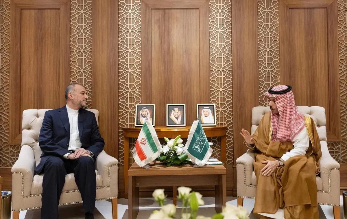 سمو وزير الخارجية يلتقي وزير الخارجية الإيراني