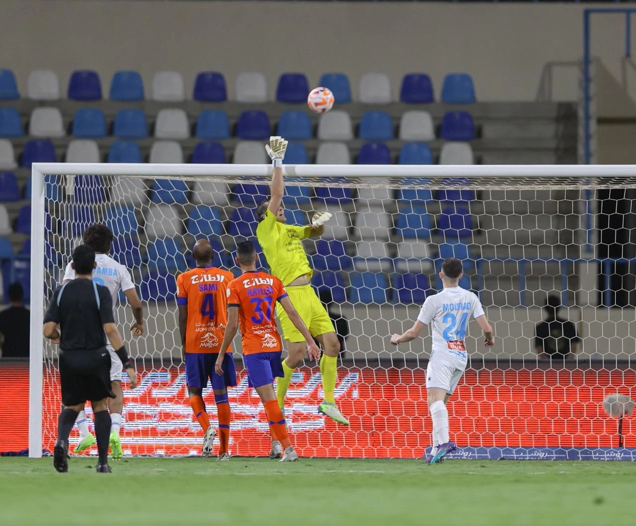 قمة الجولة تنتهي بالتعادل بين التعاون والاتحاد ، والفيحاء يكسب نقاط الأخدود.