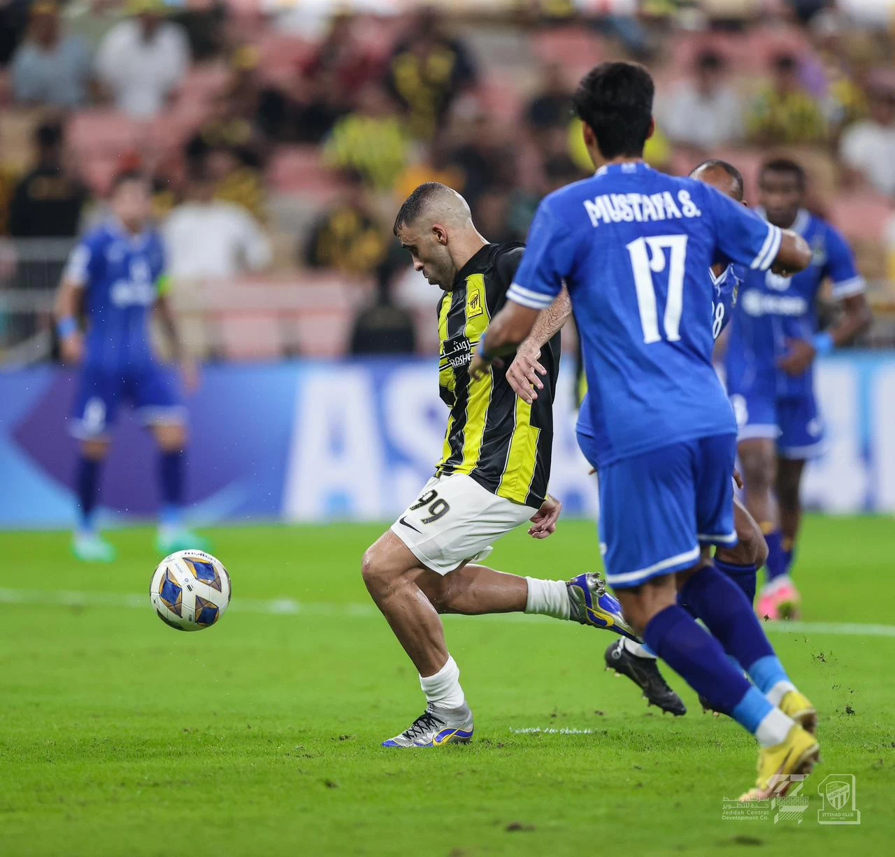الهلال يضرب مومباي الهندي بسداسية ، و حمدالله يمنح الاتحاد الصدارة. 