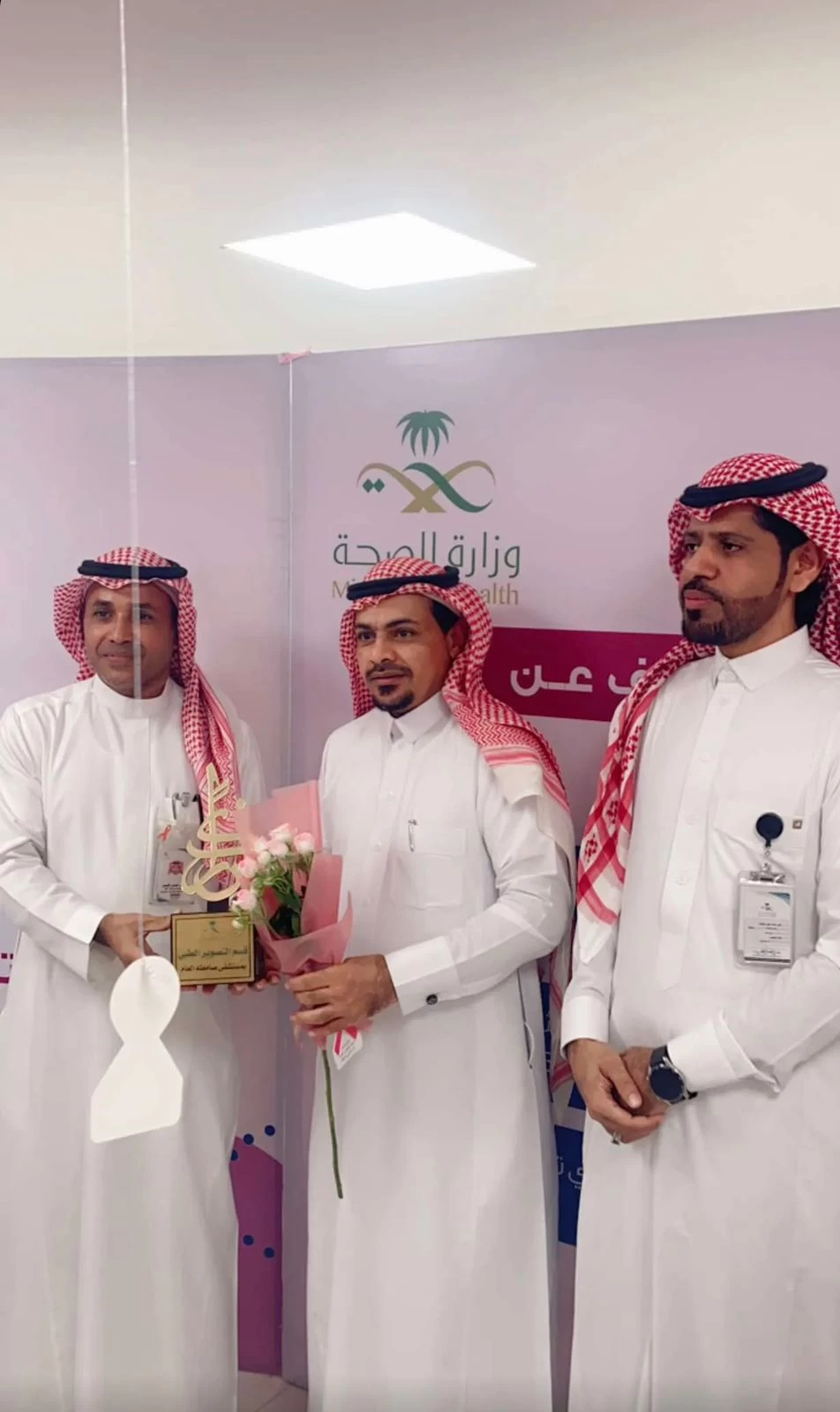 "مستشفى صامطة العام" يكرم الإعلامي "النجمي" تقديرًا لجهوده الإعلامية 