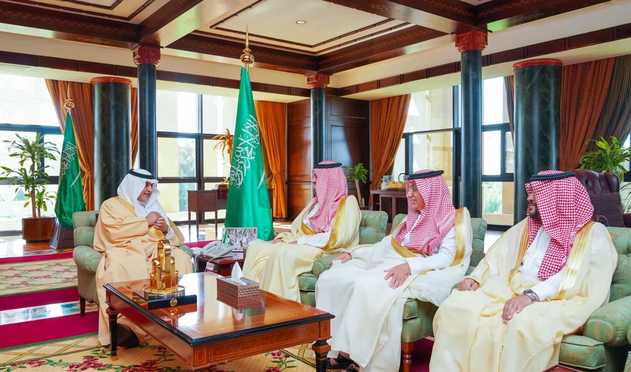 أمير منطقة تبوك يستقبل سمو رئيس الاتحاد السعودي للهجن 