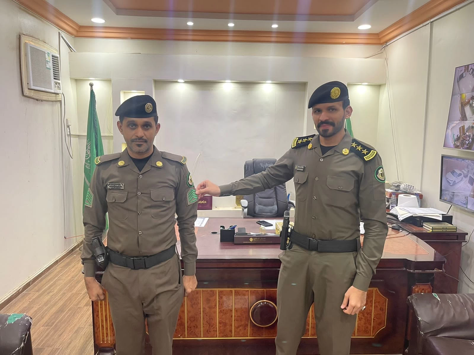 “النقيب عبدالله حمدي ” يقلّد “الصميلي ” رتبته الجديدة رقيب اول