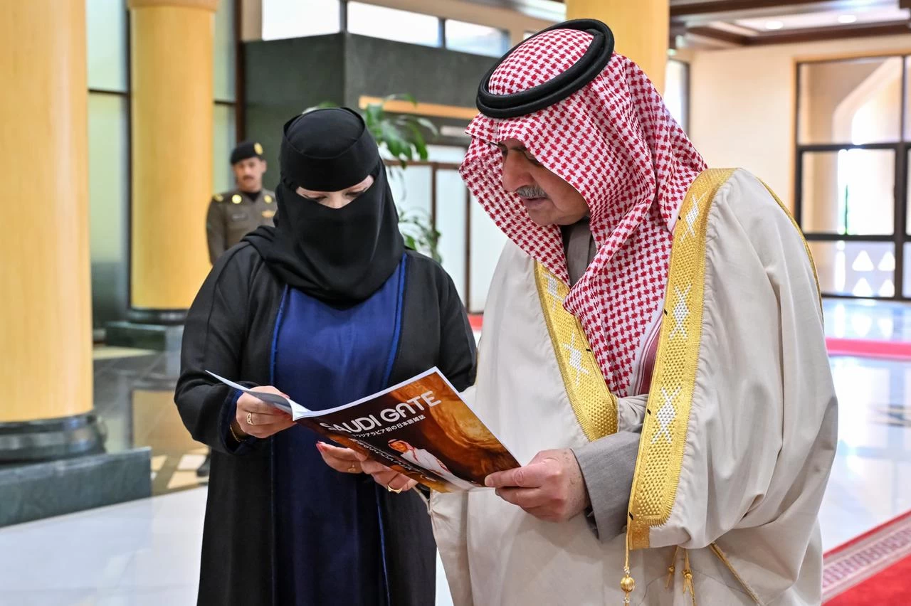 مشيداً سموه بدور المرأة السعودية .. أمير تبوك يستقبل الفنانة التشكيلية ثنوى القرعاني 