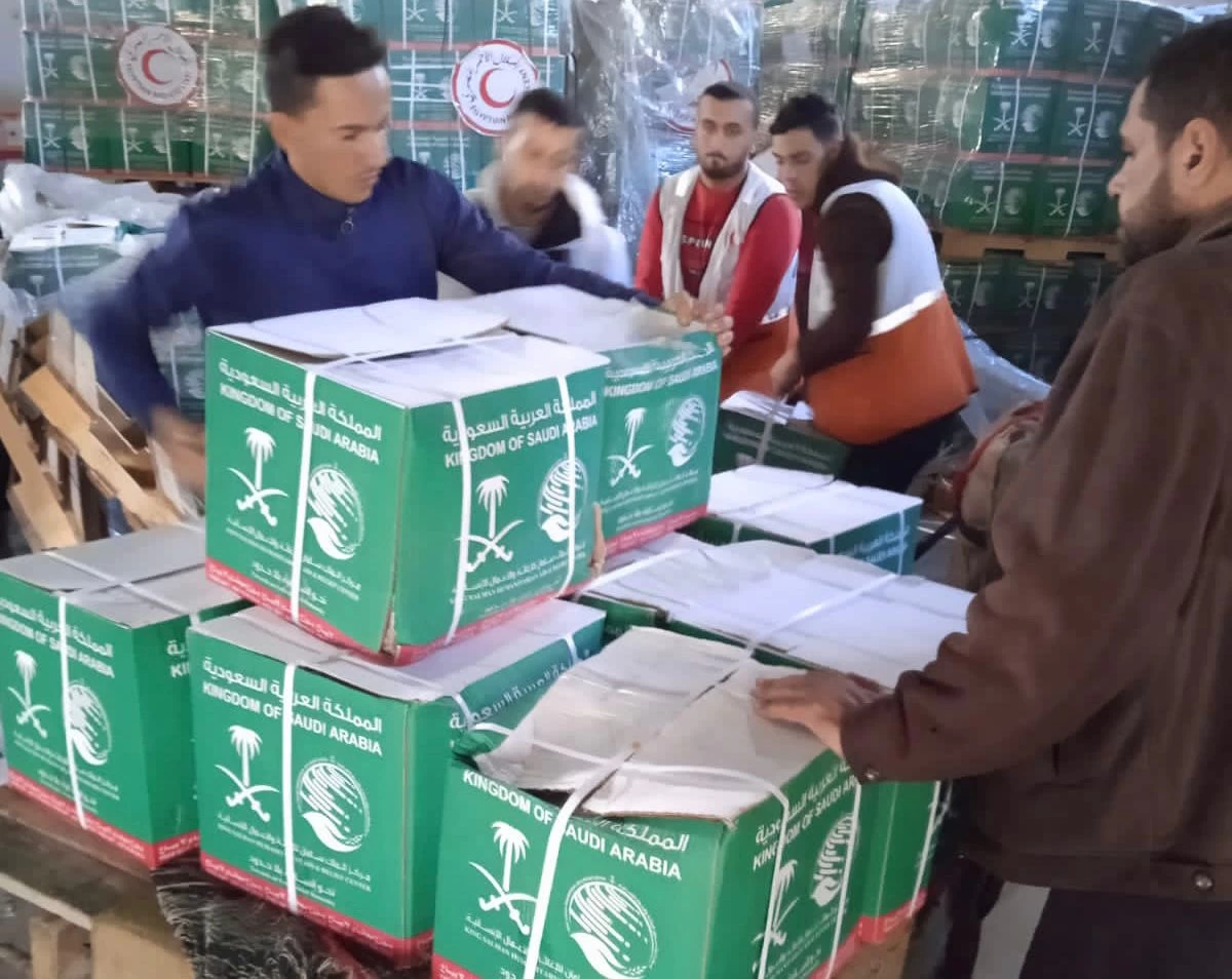 مركز الملك سلمان للإغاثة يوزع مساعدات إغاثية وإنسانية متنوعة للمتضررين داخل قطاع غزة