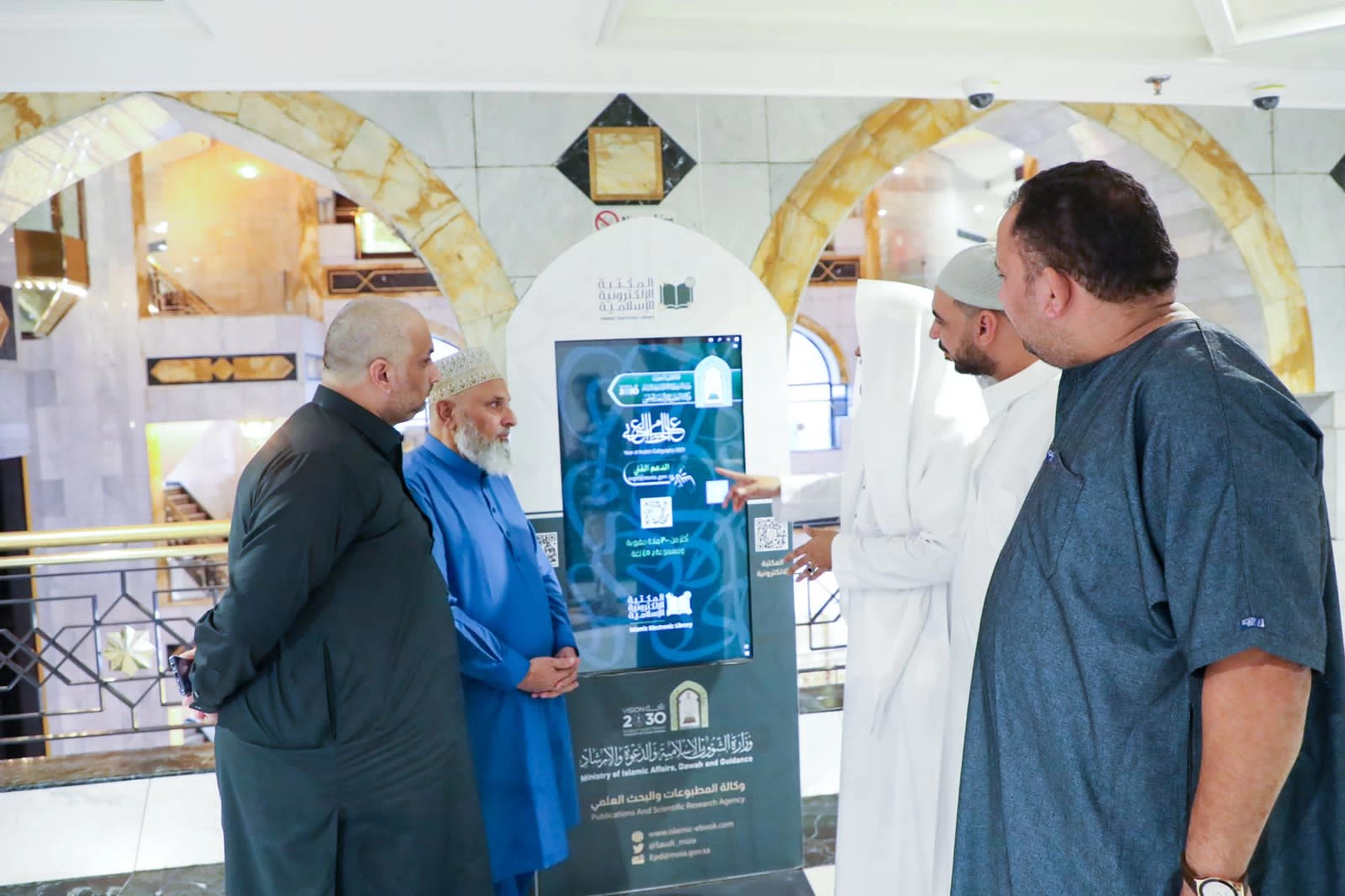 "الشؤون الإسلامية" تواصلُ برامجَها الدعوية لتوعية المعتمرين في مصليات فنادق المنطقة المركزية