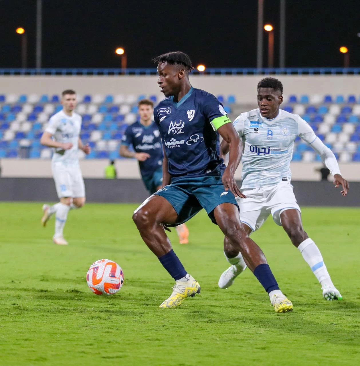 الأهلي يضرب مرمى الفيحاء برباعية ، والتعادل الإيجابي يحسم مواجهة الحزم وأبها ، والأخدود يهزم ضيفه الطائي.