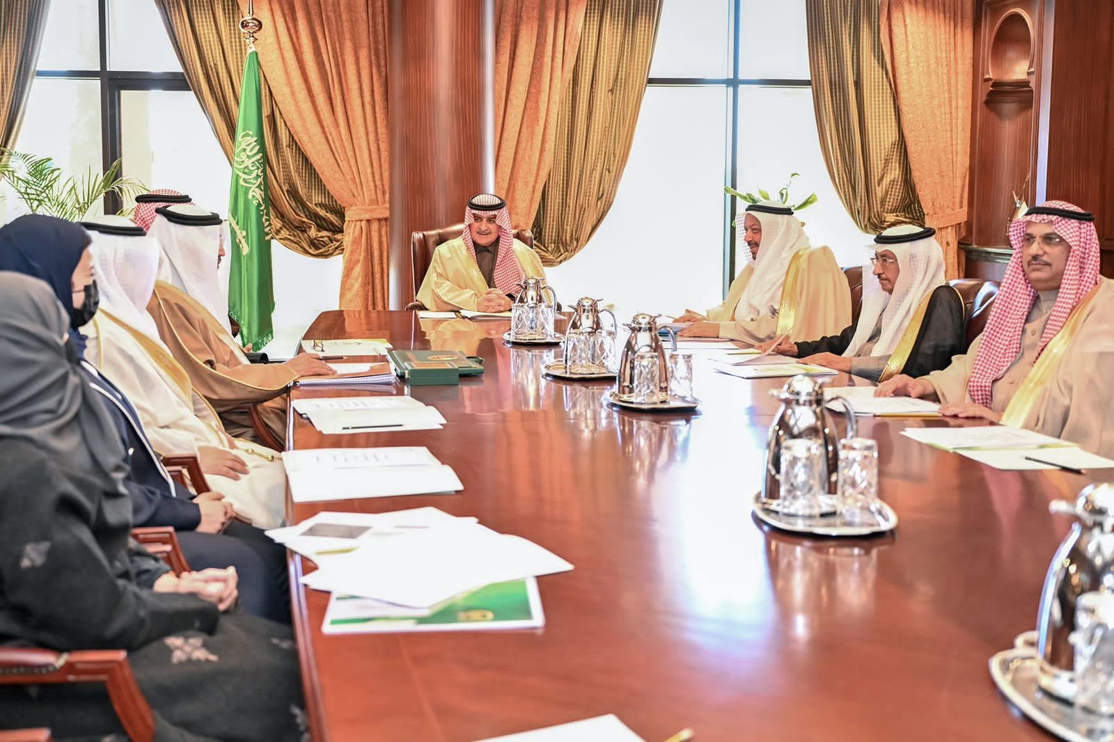 أمير تبوك يترأس اجتماع جمعية الملك عبدالعزيز الخيرية 
