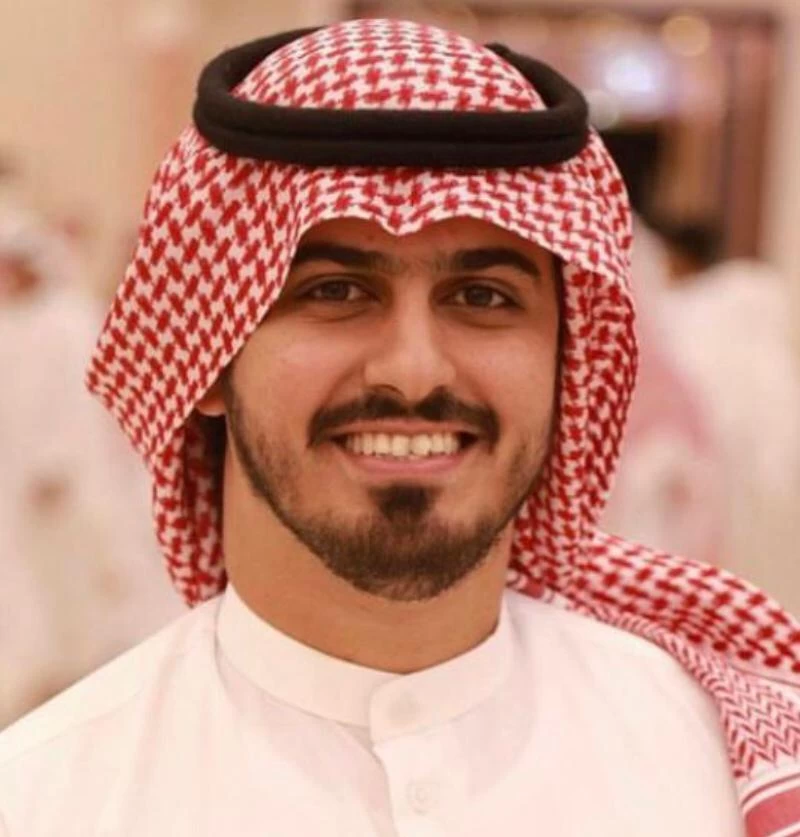 أسرة آل منيع تهنأ الدكتور خالد منيع